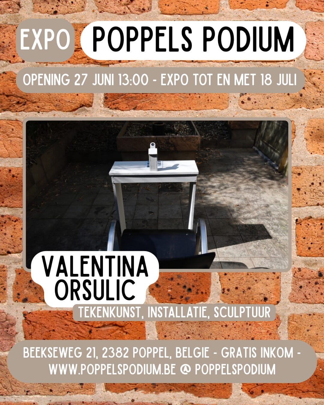 Expo-affiche voor Poppels Podium met tekeningen, installaties en sculpturen van Valentina Orsulics, met informatie over het evenement tegen een bakstenen achtergrond en een foto van een minimalistisch kunstwerk.