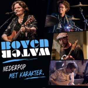 Collage van vier muzikanten die met hun instrumenten optreden, waaronder een gitarist, een drummer, een bassist en een toetsenist. De tekst luidt: „Boven Water: Nederpop met karakter.”.