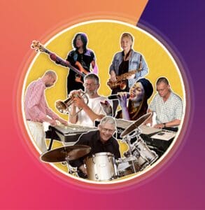 Zeven mensen bespelen verschillende instrumenten en zingen tegen een levendige achtergrond met een kleurverloop van oranje naar paars. Tot de instrumenten behoren drums, saxofoon, trompet, toetsen, gitaar en microfoon.